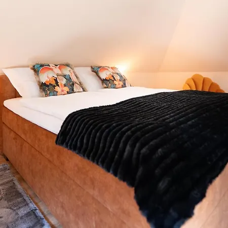 Wilde Orange 250 M Vom Spielcasino Entfernt Mit Grossem Garten Und Eigener Seeterrasse Im Boutiqe Stil
