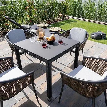 Wilde Orange 250 M Vom Spielcasino Entfernt Mit Grossem Garten Und Eigener Seeterrasse Im Boutiqe Stil